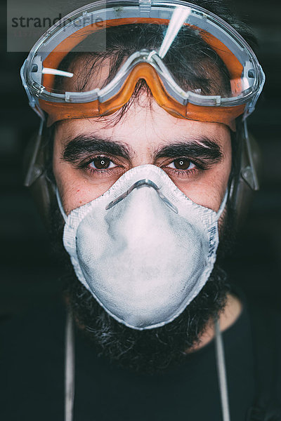 Porträt eines männlichen Metallarbeiters in Staubmaske