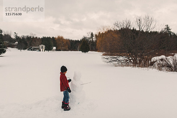 Mädchen spielt im Schnee