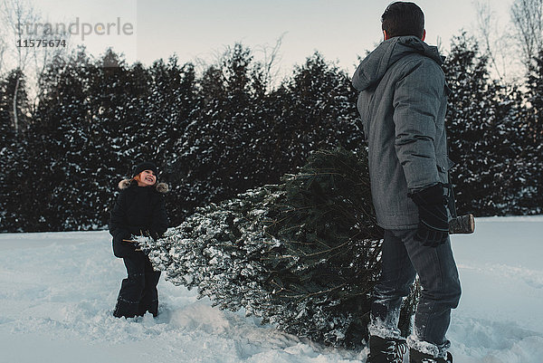 Vater und Tochter holen sich ihren eigenen Weihnachtsbaum