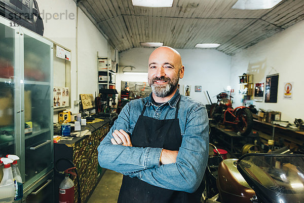 Porträt eines reifen Mannes  in der Garage