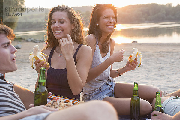 Gruppe von Freunden trinkt  genießt Strandparty