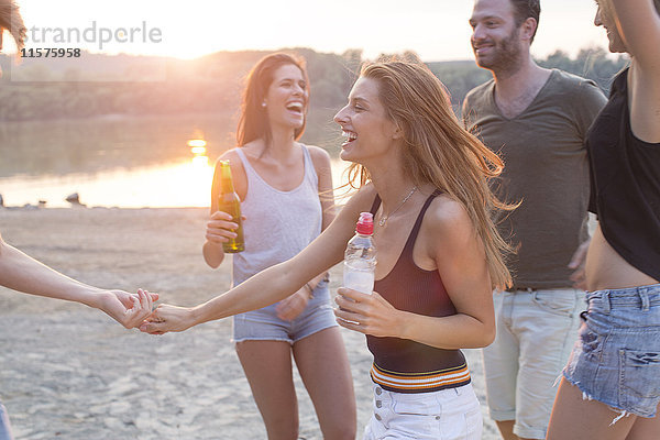 Gruppe von Freunden trinkt  genießt Strandparty