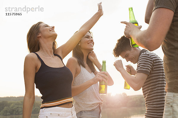 Gruppe von Freunden trinkt  genießt Strandparty