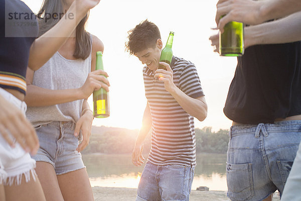 Gruppe von Freunden trinkt  genießt Strandparty