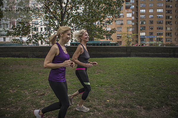 Zwei reife Freundinnen laufen zusammen im Park