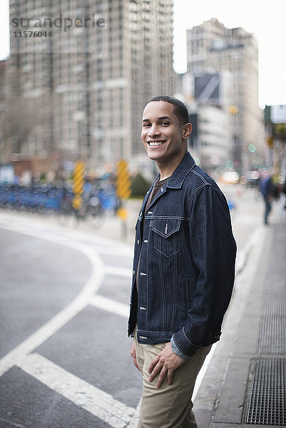 Porträt eines auf der Straße stehenden jungen Mannes  Manhattan  New York  USA