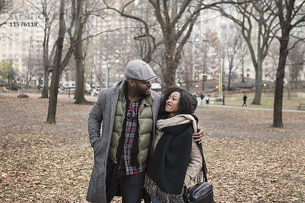 Romantisches Paar beim Spaziergang im Park  New York  USA