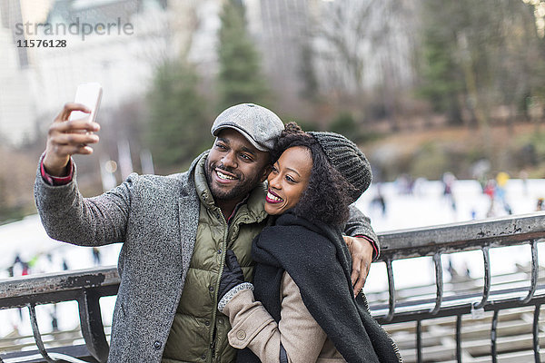 Paar nimmt Smartphone-Selfie auf Stadtbalkon