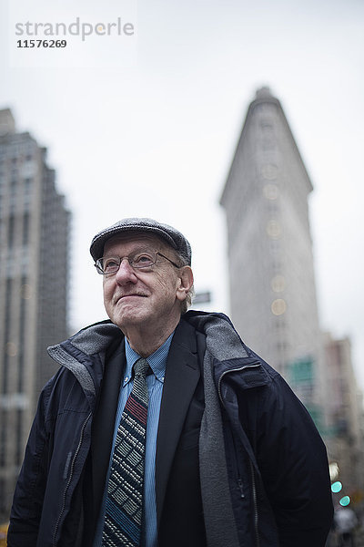 Porträt eines älteren Mannes  der lächelnd wegschaut  Manhattan  New York  USA