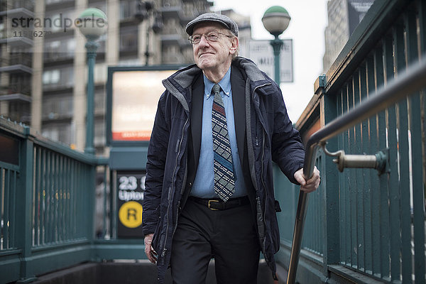 Mann geht eine U-Bahn-Treppe hinauf  Manhattan  New York  USA