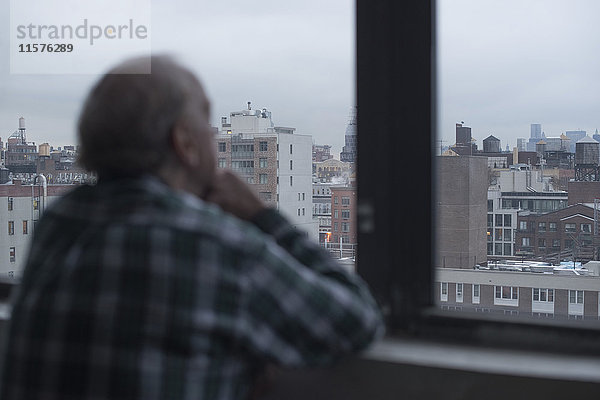 Mann schaut aus dem Fenster  Manhattan  New York  USA