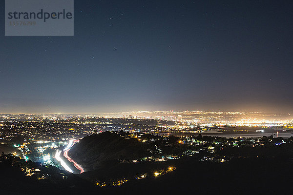 Nachts beleuchtete Stadtlandschaft  San Diego  Kalifornien  USA