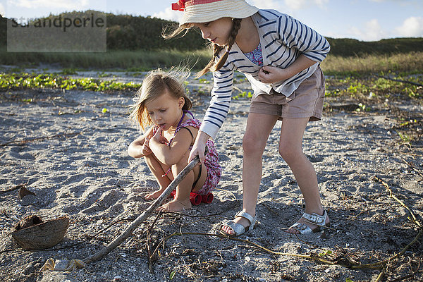 Mädchen auf der Suche nach Muscheln am Strand  Blowing Rocks Preserve  Jupiter  Florida  USA