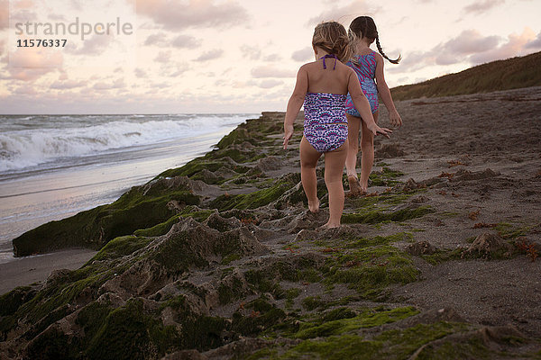 Mädchen laufen auf einer Sanddüne  Blowing Rocks Preserve  Jupiter  Florida  USA