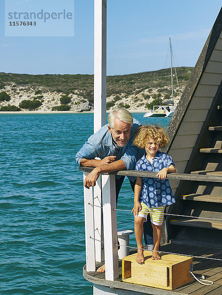 Grossvater und Enkel auf Hausboot  Kraalbaai  Südafrika