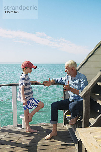 Grossvater und Enkel auf einem Hausboot  Kraalbaai  Südafrika