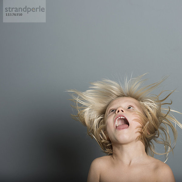 Porträt eines Jungen  der die Haare zurückwirft