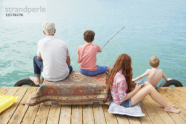 Familie entspannt sich auf dem Sonnendeck des Hausbootes  Kraalbaai  Südafrika