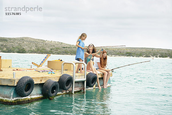 Familienangeln auf dem Deck eines Hausbootes  Kraalbaai  Südafrika
