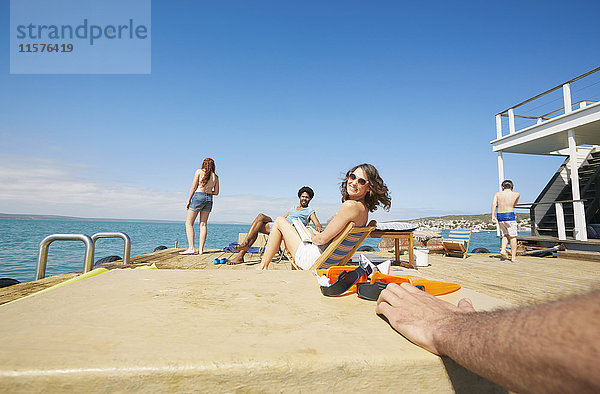 Familie entspannt sich auf dem Sonnendeck des Hausbootes  Kraalbaai  Südafrika