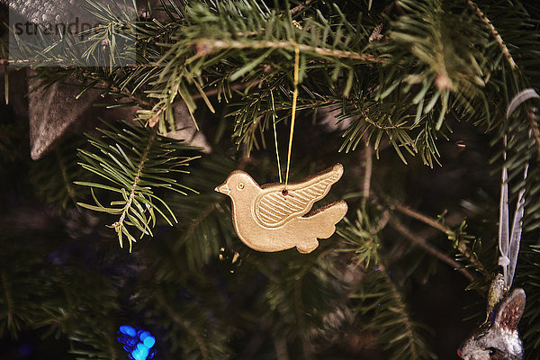 Weihnachtsschmuck  am Weihnachtsbaum hängend  Nahaufnahme