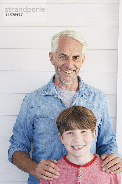 Porträt eines Jungen und eines Großvaters  die lächelnd in die Kamera blicken