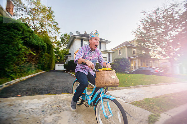 Mann unsicher auf Oldtimer-Fahrrad