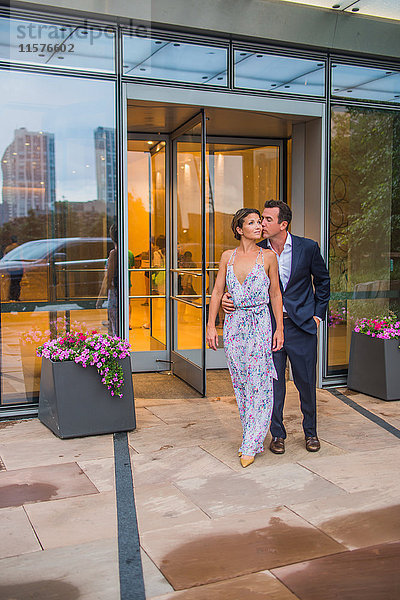 Zusammen stehendes Paar vor dem Gebäude  in Abendkleidung