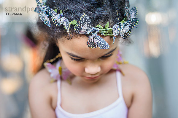 Porträt eines jungen Mädchens mit Schmetterlingen im Haar