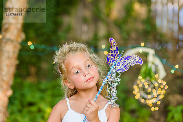 Porträt eines jungen Mädchens mit Schmetterlingsstab