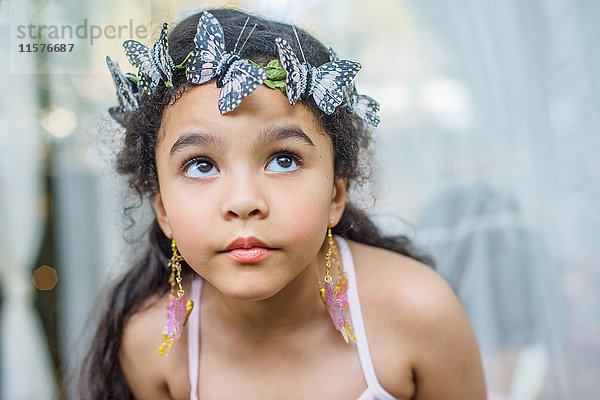 Porträt eines jungen Mädchens  im Freien  mit Schmetterlingen im Haar