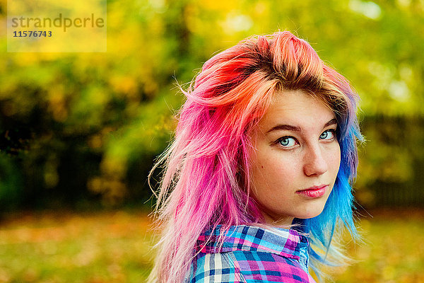 Porträt eines Teenagers mit mehrfarbigem Haar  im Freien