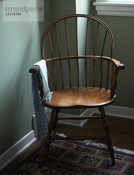 Leerer Stuhl in einer Ecke des Raums