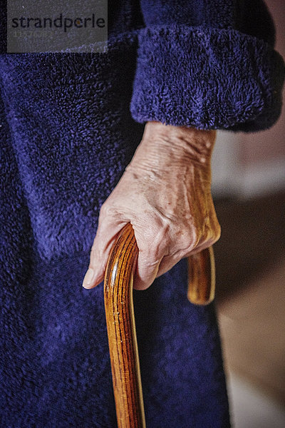 Ältere Frau stehend mit Gehstock  Mittelteil  Nahaufnahme