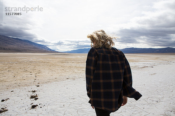 Frau wandert im Death Valley National Park  Kalifornien  USA