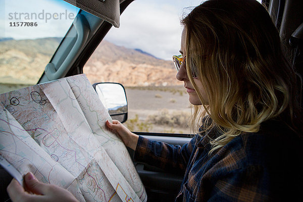 Frau liest Karte im Auto  Death Valley National Park  Kalifornien  USA