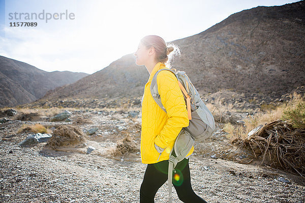 Trekker beim Wandern im Death Valley National Park  Kalifornien  USA