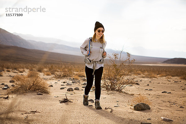 Trekker läuft im Death Valley National Park  Kalifornien  USA