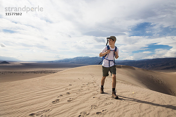 Trekker läuft im Death Valley National Park  Kalifornien  USA