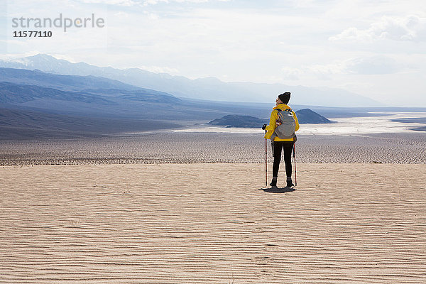 Trekker nimmt Sehenswürdigkeiten in Augenschein  Death Valley National Park  Kalifornien  USA