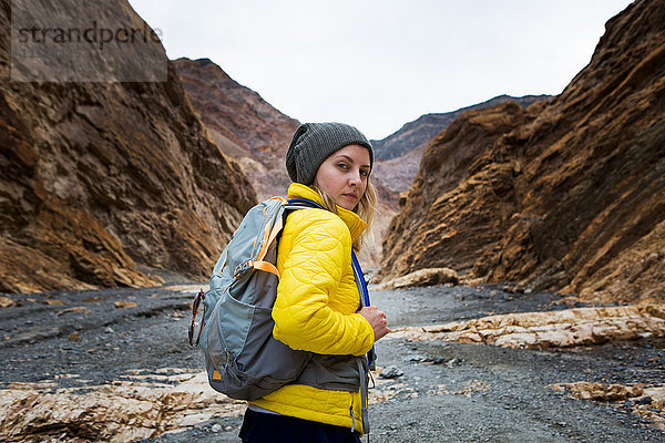 Trekker beim Wandern im Death Valley National Park  Kalifornien  USA