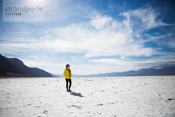 Trekker beim Wandern im Death Valley National Park  Kalifornien  USA