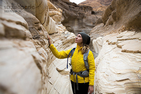 Trekker nimmt Sehenswürdigkeiten in Augenschein  Death Valley National Park  Kalifornien  USA