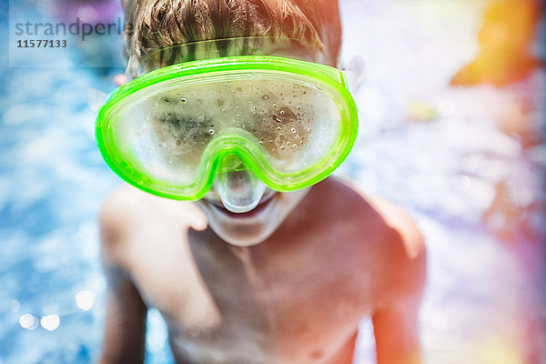 Bildnis eines Jungen im Schwimmbad mit gedämpfter Schwimmbrille