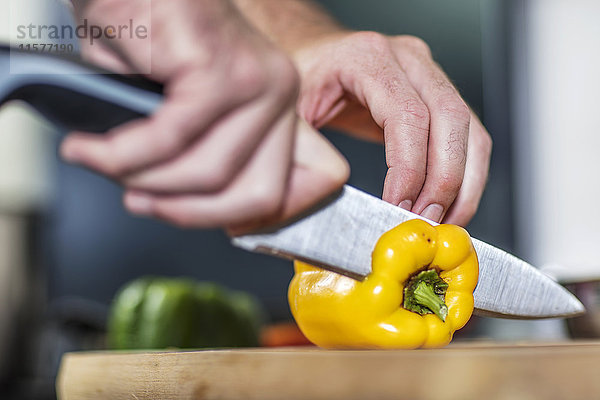 Koch schneidet gelbe Paprika in Scheiben  Nahaufnahme