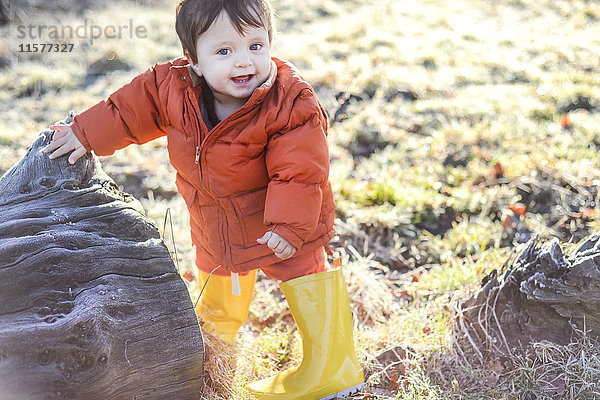 Porträt eines kleinen Jungen  im Freien  im Winter