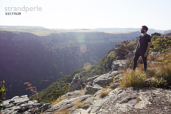Mann auf Berggipfel stehend  Blick auf Aussicht  Südafrika