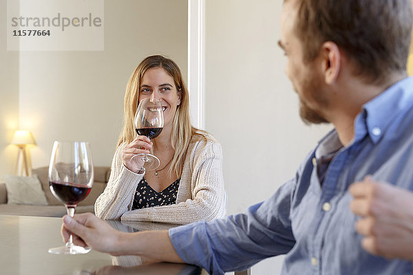 Mittleres erwachsenes Paar zu Hause  entspannen sich  trinken ein Glas Wein