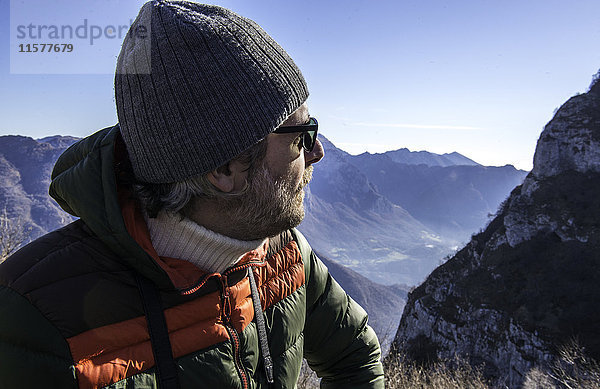 Mann in ländlicher Umgebung  Blick auf die Berge  Italien