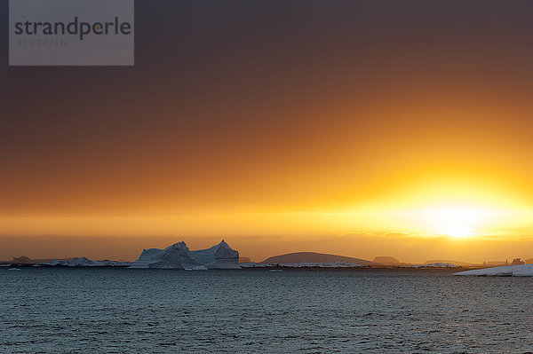 Eisberge bei Sonnenuntergang im Kanal von Lemaire  Antarktis